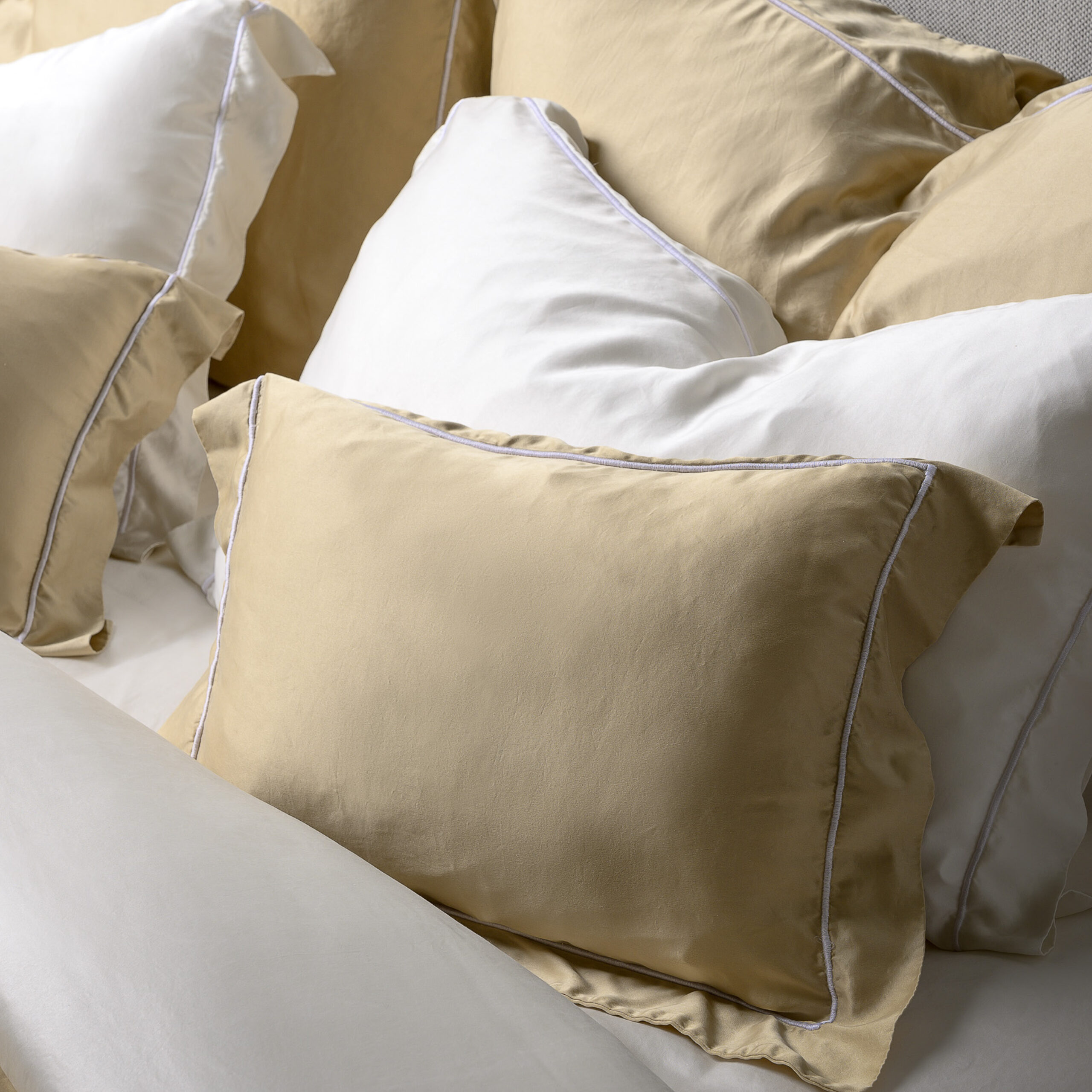 "lazy silk" pillowcases: giallo cuoio / 50 x 80 cm